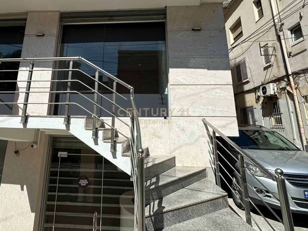 Ambient Komercial Me Qira në Myslym Shyri 400 € /Muaj - 2