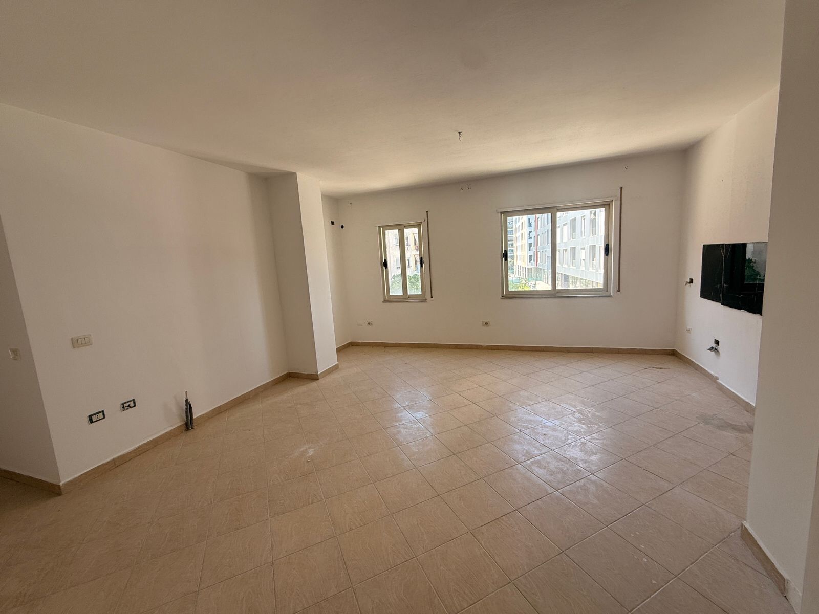 Shitet apartament 3+2+ballkon, prane Usluga , Tirane
