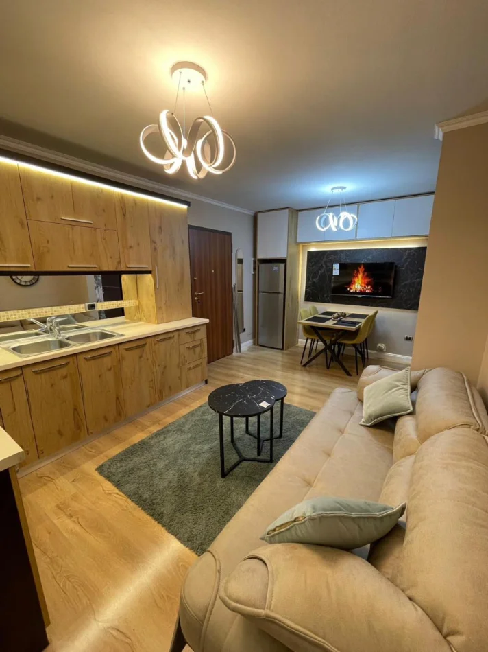 Apartament me qira – përballë Delijorgjit !