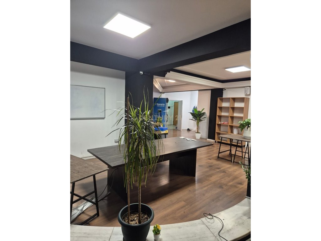JEPET ME QIRA AMBIENT BIZNESI-RRUGA KAVAJES PERBALLE DELIJORGJIT 900 € /Muaj - 2