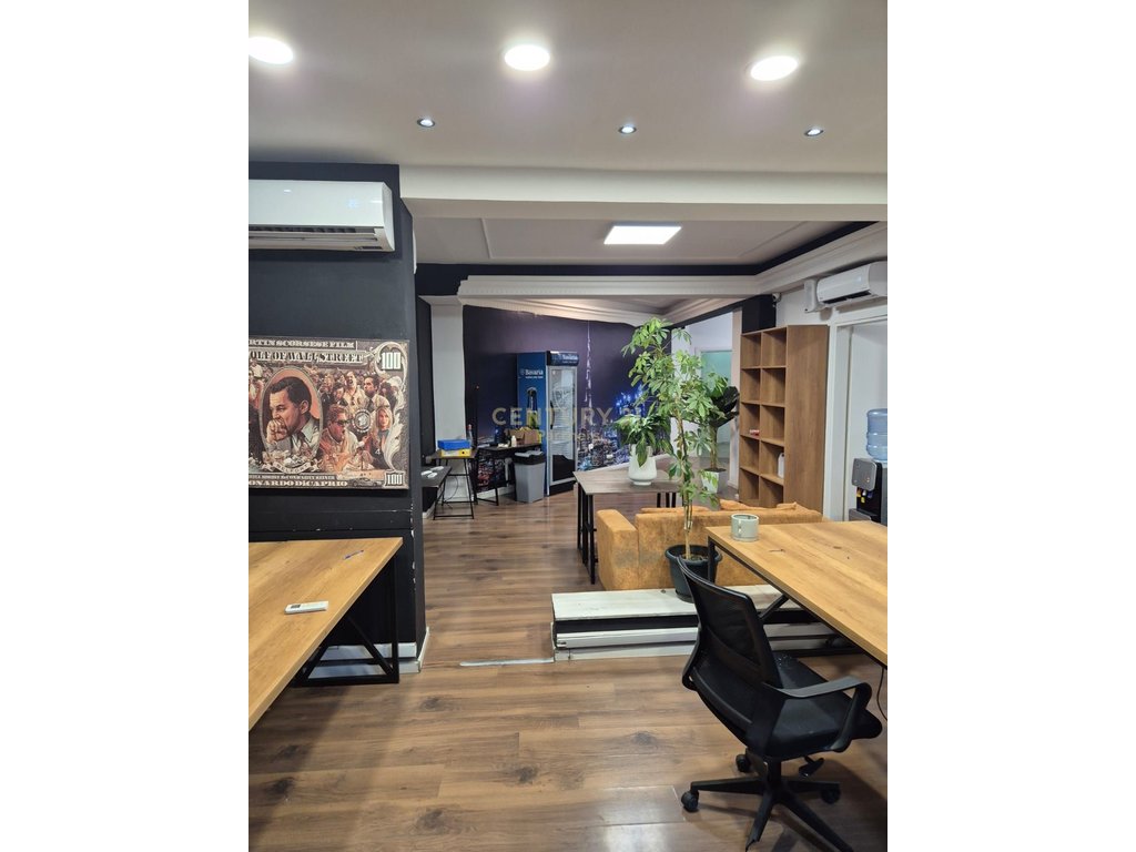JEPET ME QIRA AMBIENT BIZNESI-RRUGA KAVAJES PERBALLE DELIJORGJIT 900 € /Muaj - 3