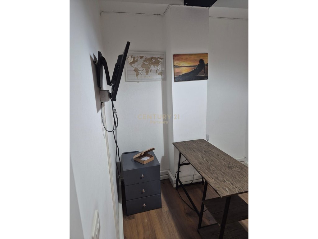 JEPET ME QIRA AMBIENT BIZNESI-RRUGA KAVAJES PERBALLE DELIJORGJIT 900 € /Muaj - 5