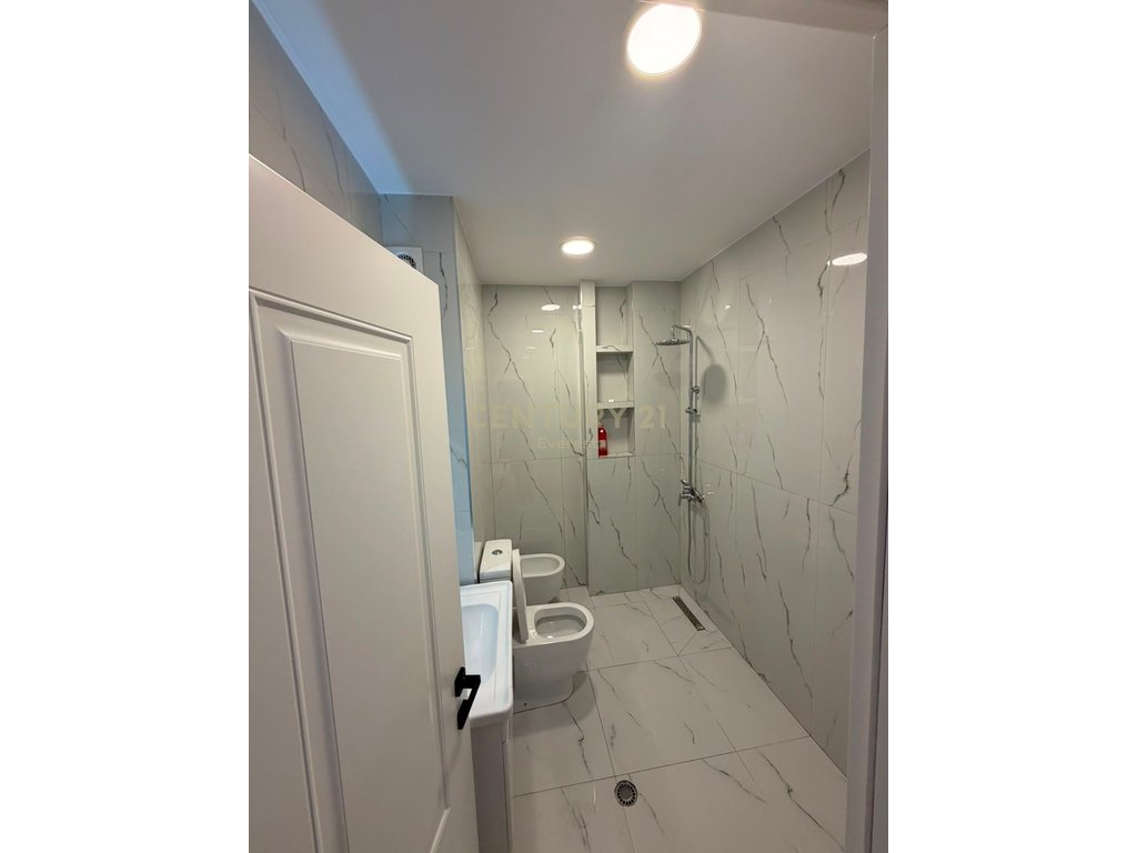 Shitet Apartament 1+1 tek 21 Dhjetori 165,000 € - 3