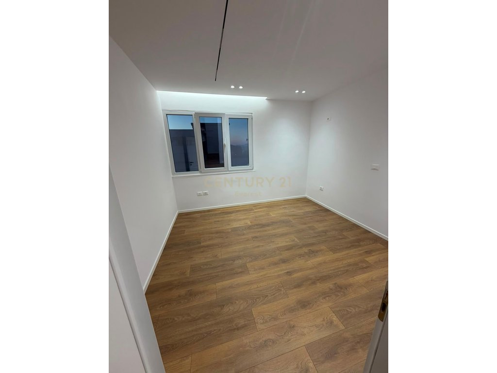 Shitet Apartament 1+1 tek 21 Dhjetori 165,000 € - 2