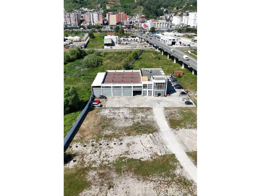 JEPET ME QIRA SERVIS/ GODINE MULTIFUNKSIONALE ME 10.000 M² TOKE NE VORE - 1