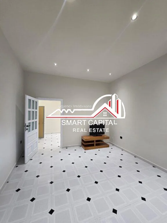 SHITET APARTAMENT PRANË BASHKISË VLORË! - 10
