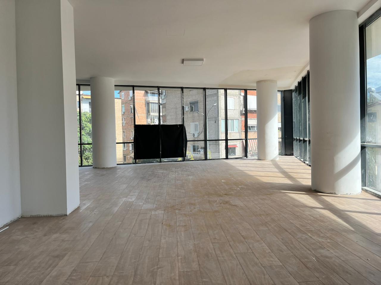 Jepet me qira ambient komercial tek Mine Peza Residence!! - 1