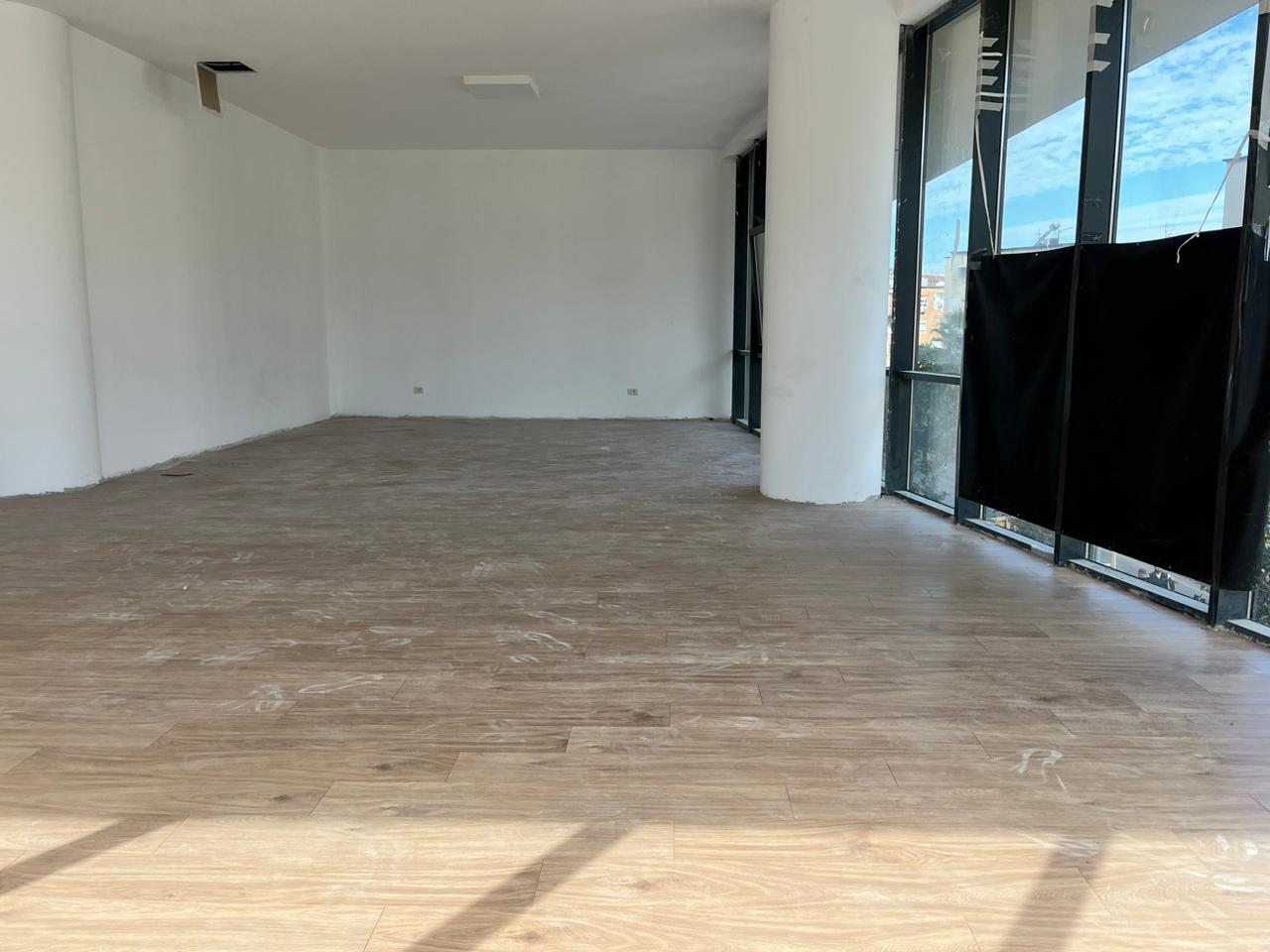 Jepet me qira ambient komercial tek Mine Peza Residence!! - 2
