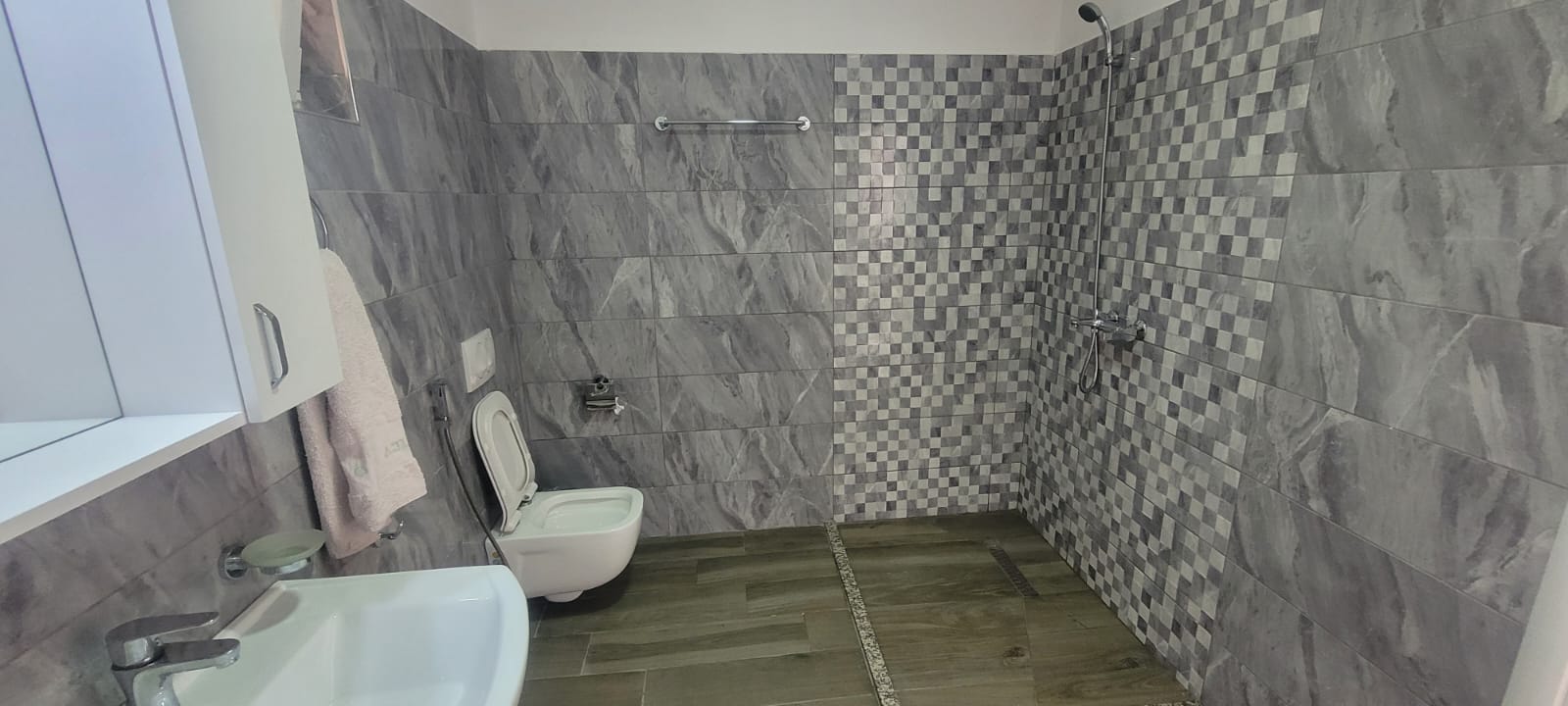 🏡✨ SHITET SHTËPI 2-KATËSHE + ÇATI PAPAFINGO – QENDËR, POGRADEC ✨ - 3