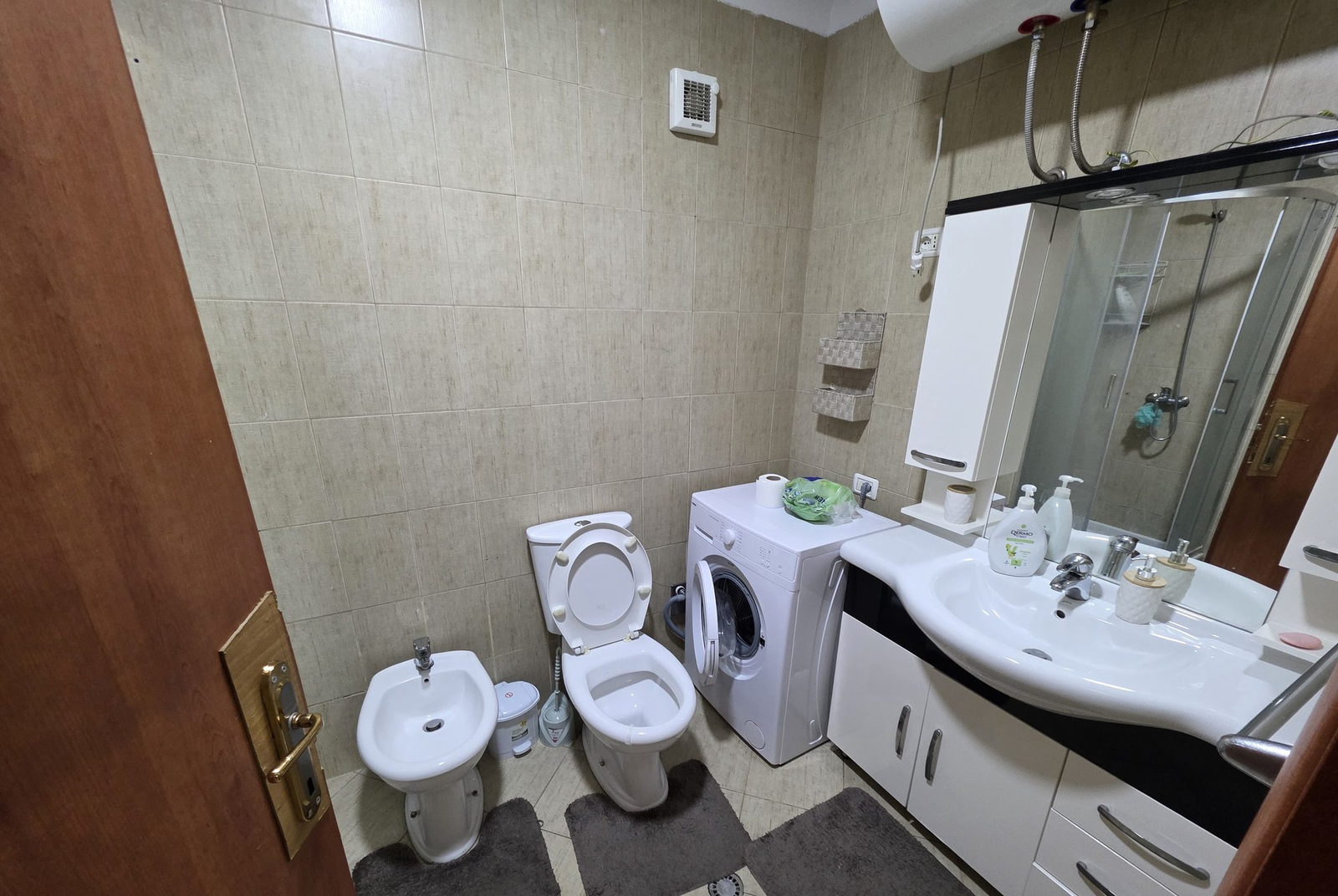 Selvia jepet me qera apartament 1+1 i mobiluar pallati ri me ashensor - 4