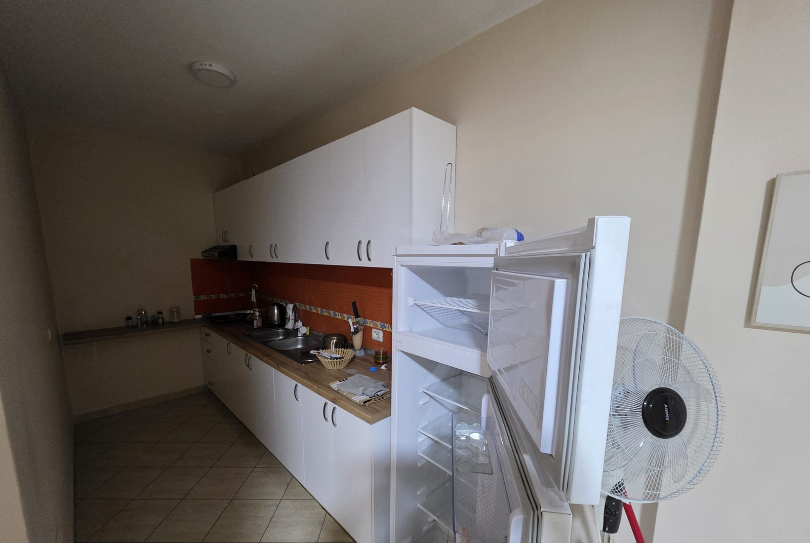 Selvia jepet me qera apartament 1+1 i mobiluar pallati ri me ashensor - 2