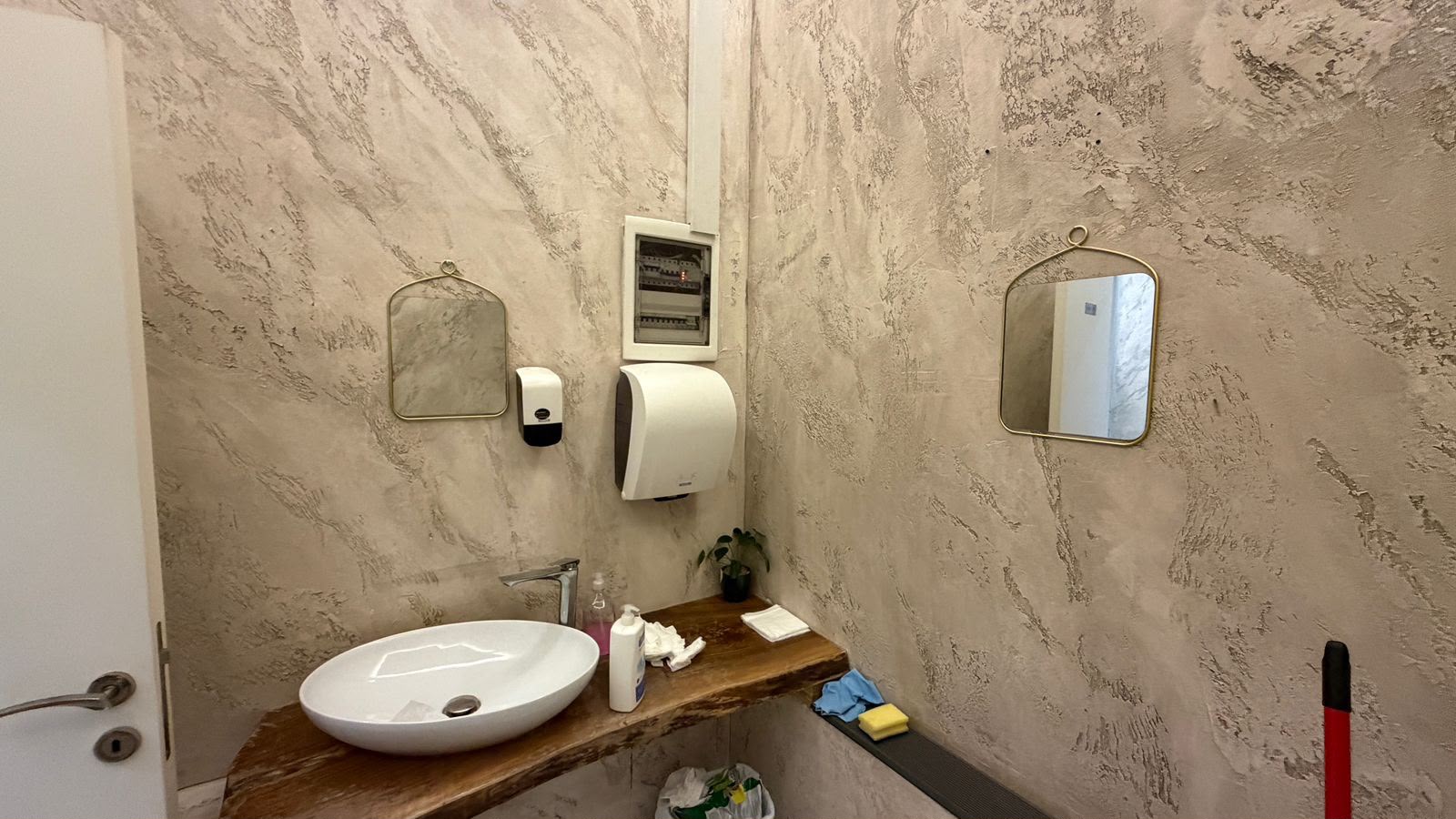 🏢✨ SHITET / JEPET ME QIRA AMBIENT BIZNESI – SHESHI WILSON, TIRANË ✨ - 4