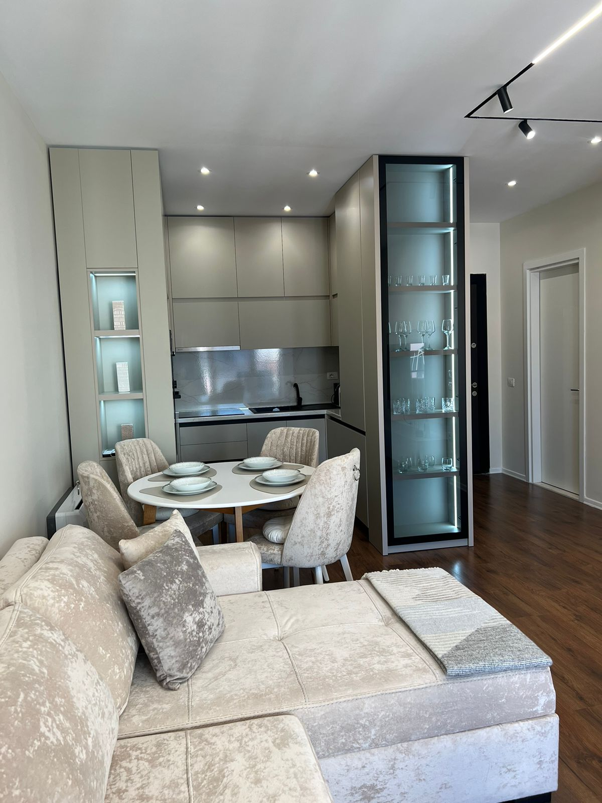 APARTAMNET 1+1 ME QIRA 📍 RR. BARRIKADAVE - 1