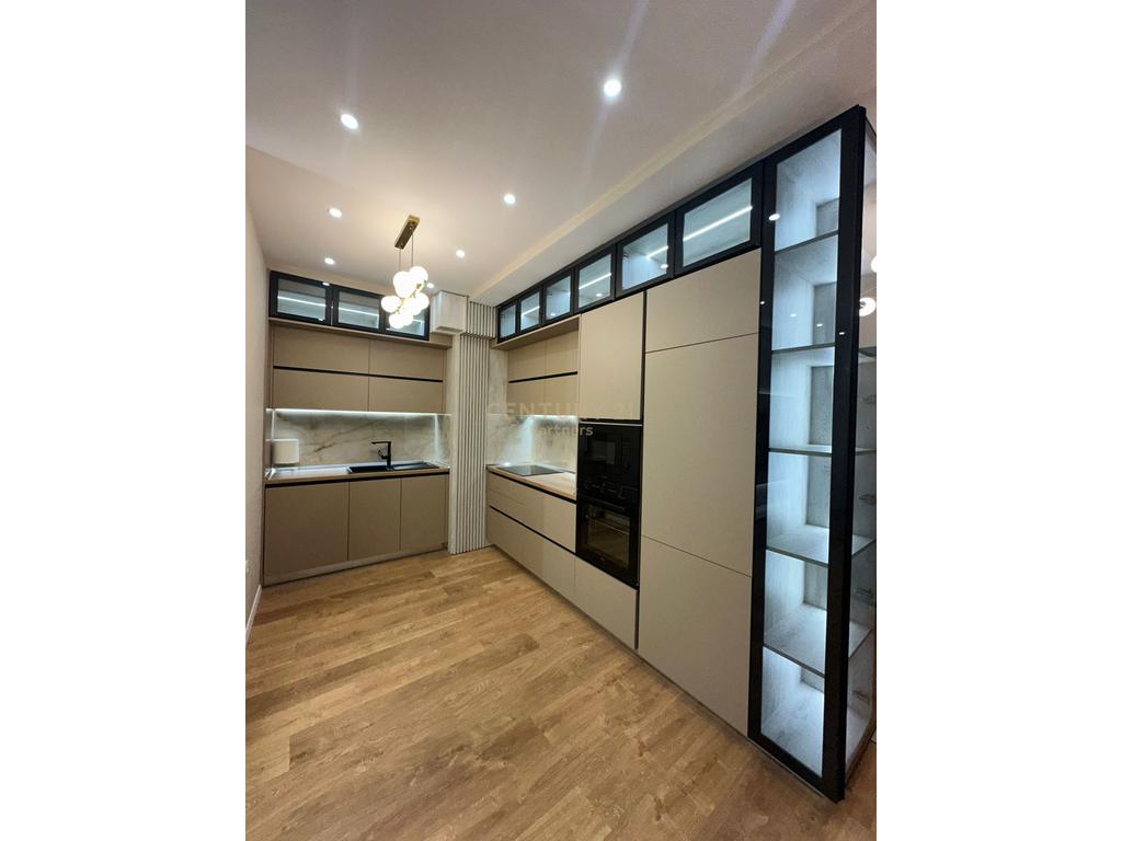 JAPIM ME QIRA APARTAMENT 2+1 TE SHKOLLA KUQE ! 900 € /Muaj - 2