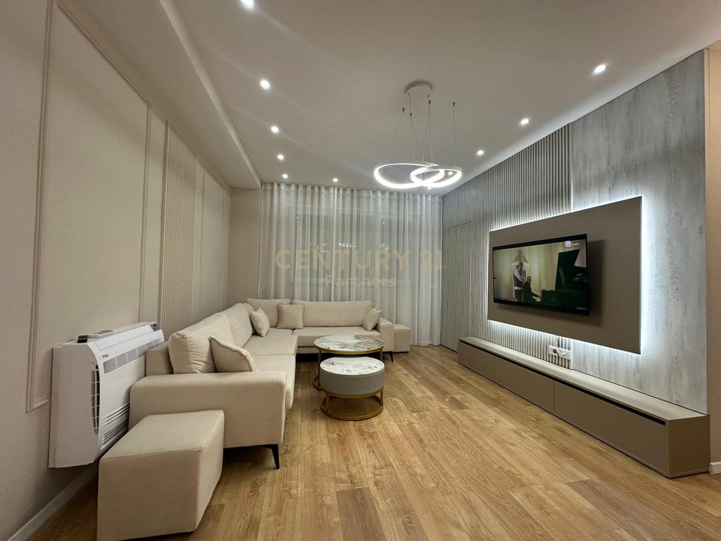 JAPIM ME QIRA APARTAMENT 2+1 TE SHKOLLA KUQE ! 900 € /Muaj - 1