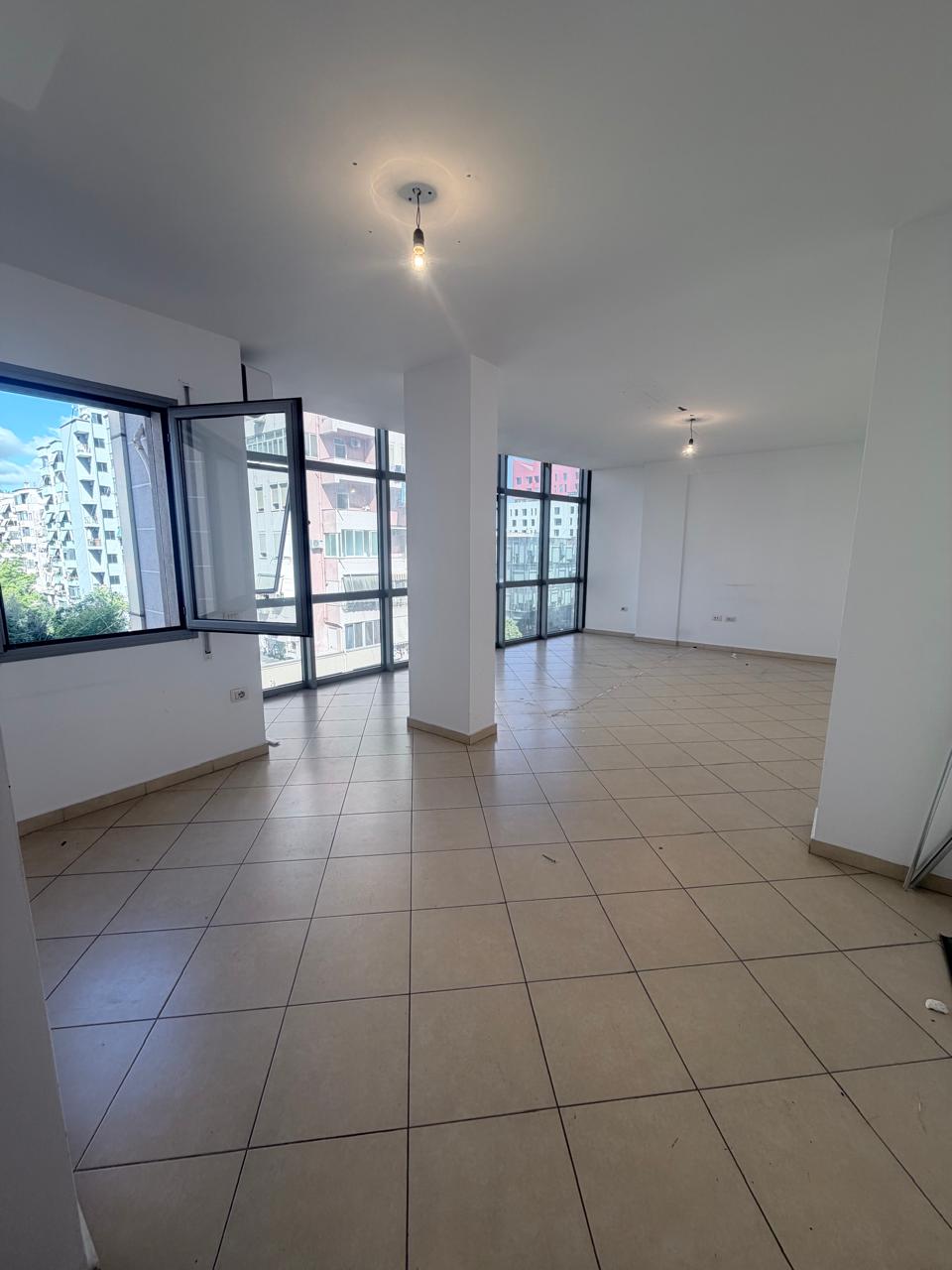 Super apartament 2+1 tek 21 Dhjetori