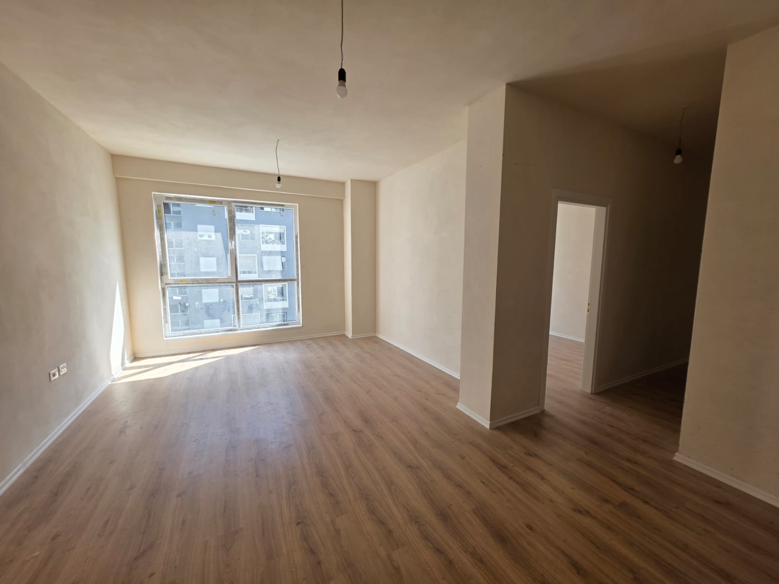 Shitet Apartament 3+1+3 në Komunën e Parisit