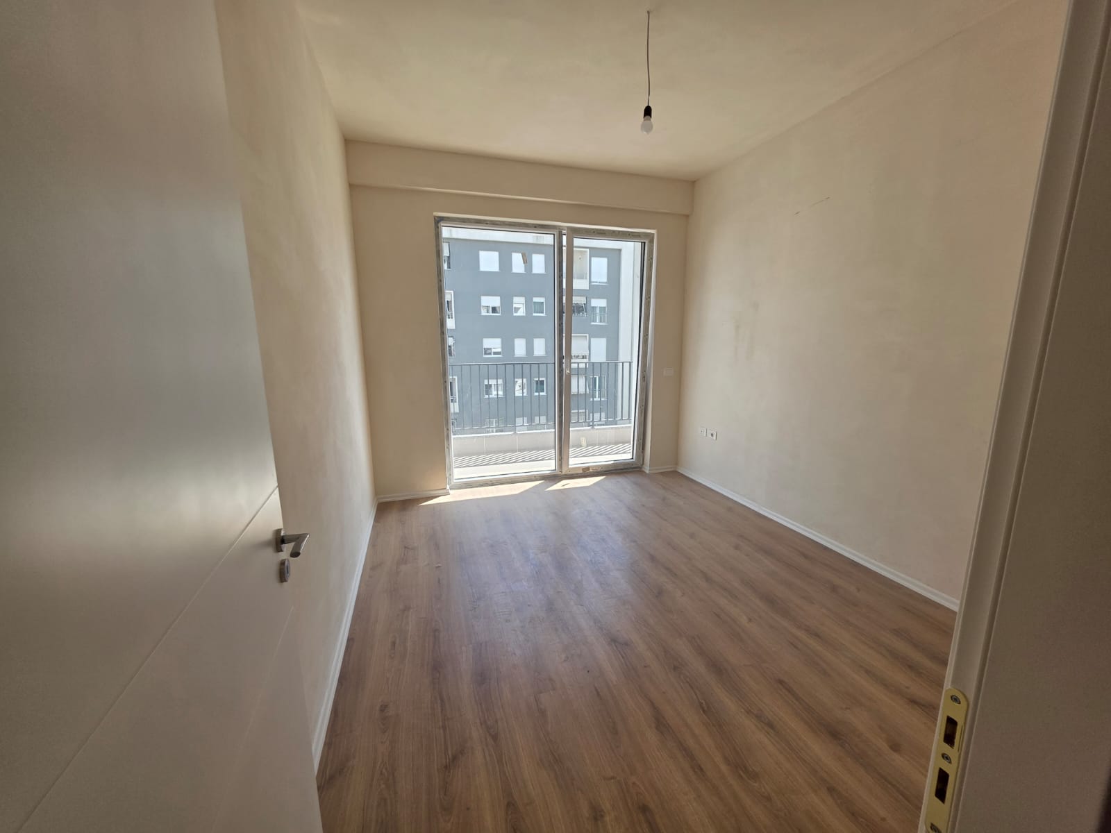 Shitet Apartament 3+1+3 në Komunën e Parisit - 8